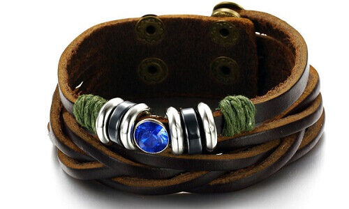 Украшение из кожи. Фото с сайта dragocennika
