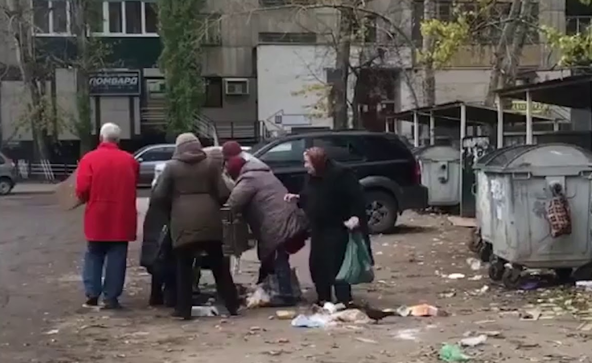 Мусоров стоит толпа. Пенсионеры роются в мусорных Баках. Пенсионеры на помойках у Пятерочки. Российские пенсионеры на помойках.