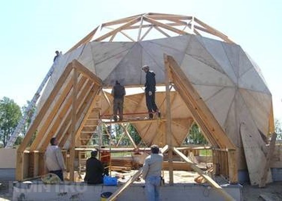 Особенности планировки и оформления интерьера жилого дома сферической формы