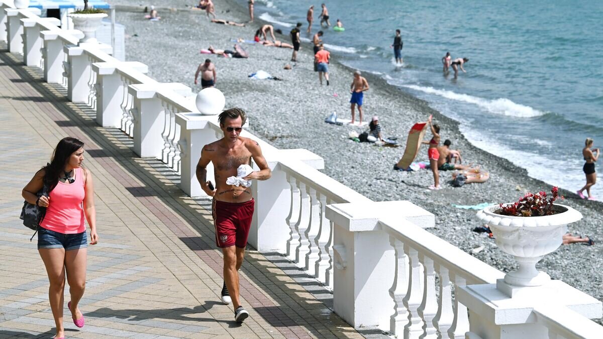    Отдыхающие на пляже в Центральном районе города Сочи© РИА Новости / Артур Лебедев