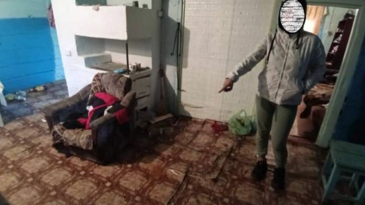     Женщина поссорилась с мамой пятимесячной малышки и демонстративно кинула девочку на пол.