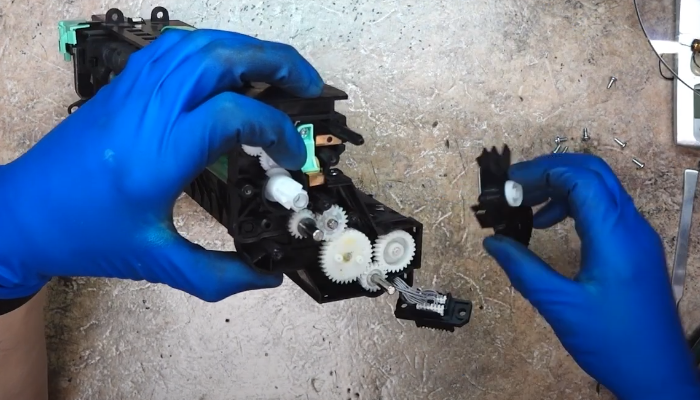 Фото 33. Выкручиваем указанный винт с другой стороны