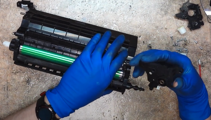 Фото 47. Выкручиваем указанные винты