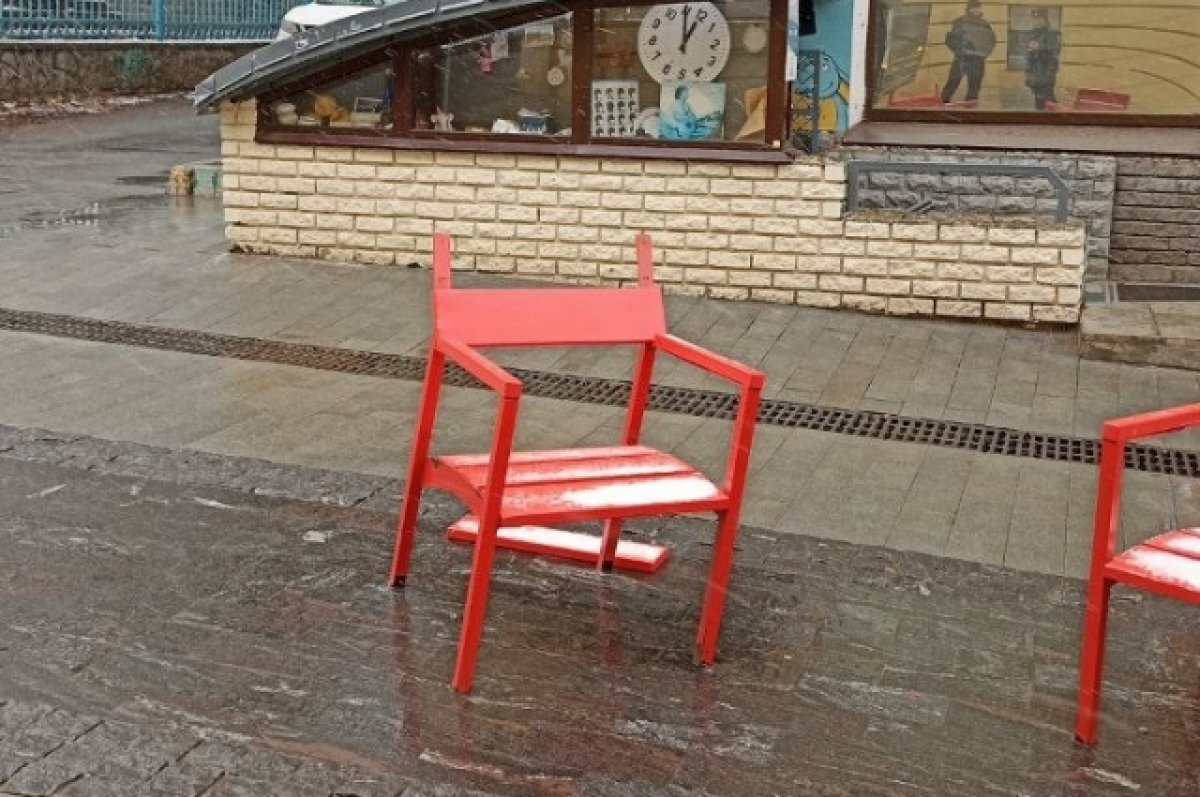    Вандалы сломали красный стул на улице Большой Покровской
