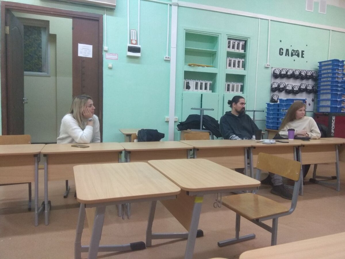 Собственно, на собрание пришло шесть человек. За что мы их всех сердечно благодарим, к слову.