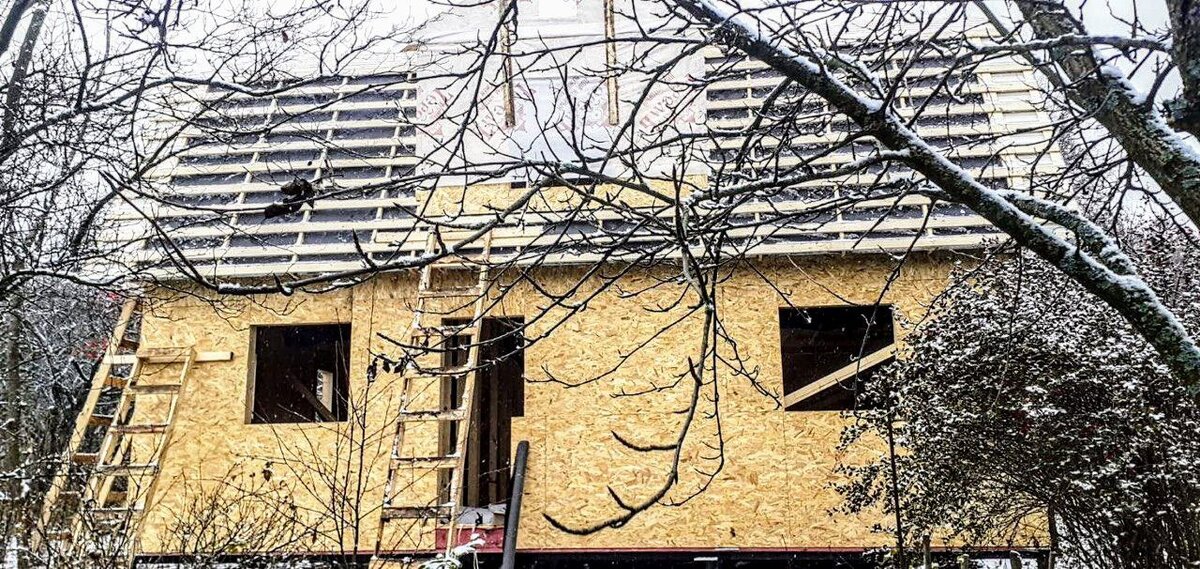 Обычно на крыше сидят строители ))