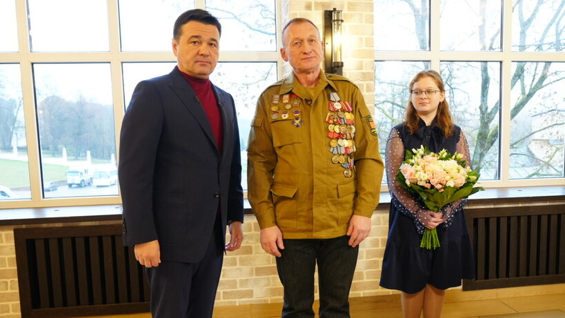    Губернатор Московской области Андрей Воробьев вручает медаль добровольцу, вернувшемуся из зоны СВО после ранения © Сергей Хакимов, «Подмосковье Сегодня»