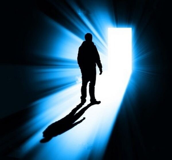 О существовании или отсутствии загробной жизни человечество спорит уже многие столетия. Российский физик Владимир Ефремов большую часть жизни был убежденным атеистом и считал, что жизнь после смерти – это миф. Однако все изменилось после того, как Ефремов чуть не умер. В состоянии клинической смерти он пробыл почти восемь минут, а потом его сестре-медику чудом удалось реанимировать брата.

По словам Ефремова, сразу после смерти у него появилось ощущение необычайной легкости, чувствовал он себя очень комфортно. Хотя тела своего мужчина не ощущал, все прошлые воспоминания сохранились, при этом сознание его скорее расширилось, и он стал чувствовать себя частью глобального информационного пространства.