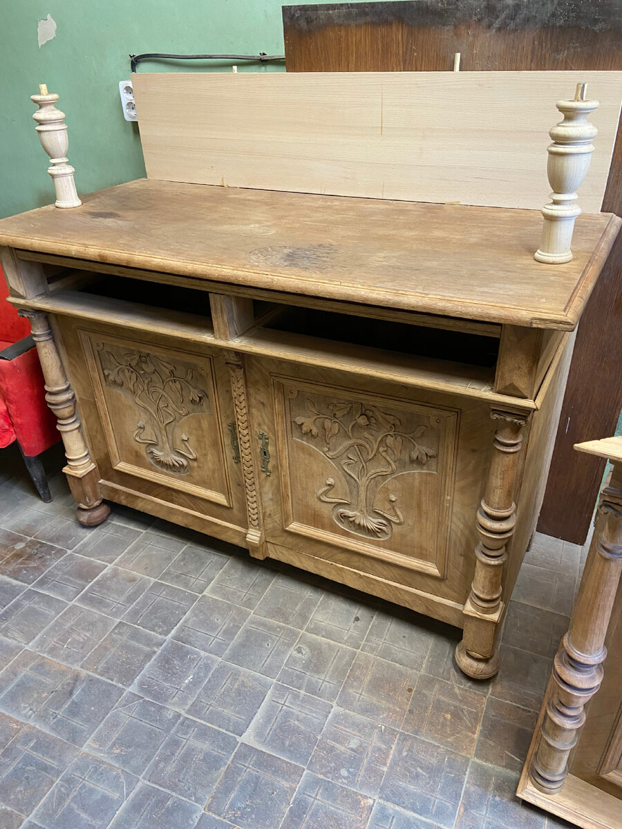 Реставрационная мастерская дерево. Реставрационное бюро. Арт корпус реставрационная мастерская керамика. Стол реставратора для работы. Реставрационная мастерская мебели в музее.