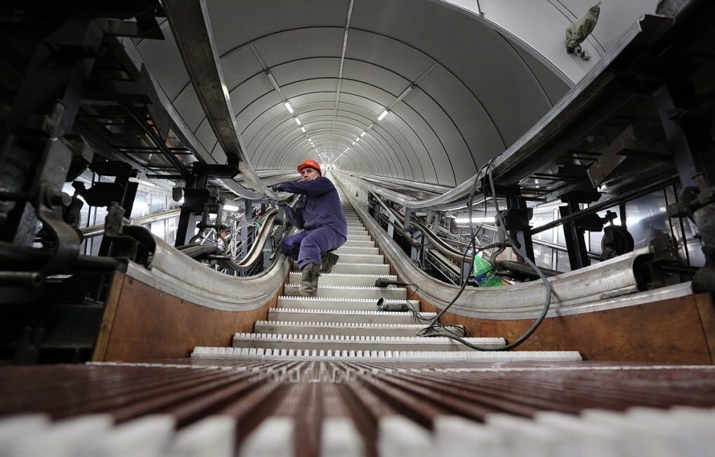 Эскалатор метрополитена безопасность. Эскалатор Комендантский проспект. Проспект Вернадского эскалатор. Ступени эскалатора метрополитена. Станция метро Текстильщики эскалатор.