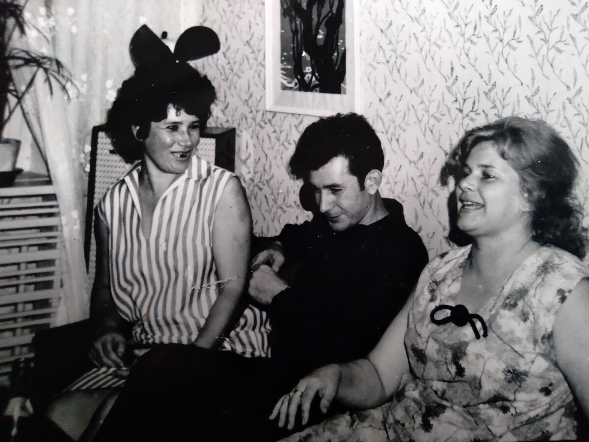 Моя мама в гостях у родственников в городе Фрунзе, примерно 1971 г.