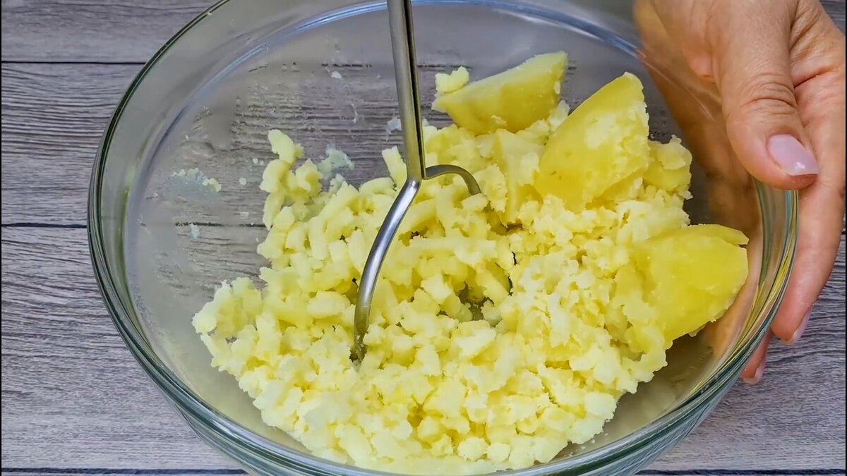 Покупаю две картофелины и иду готовить потрясающую закуску для мужа - он очень любит, съедает по 15 штук за раз Покупаю две картофелины и иду готовить потрясающую закуску для мужа - он очень любит, съедает по 15 штук за раз