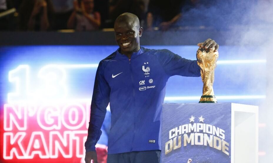     Н’Голо Канте позирует с главным трофеем мирового футбола — кубком мира! Фото: Global Look Press