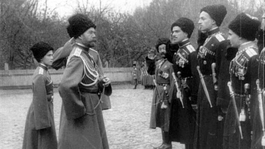 Николай II с цесаревичем и офицеры «Дикой дивизии»