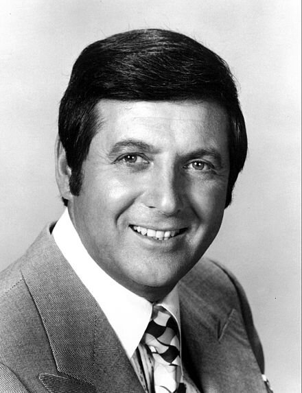Монти Холл. Источник: https://upload.wikimedia.org/wikipedia/commons/thumb/4/48/Monty_hall_abc_tv.JPG/440px-Monty_hall_abc_tv.JPG