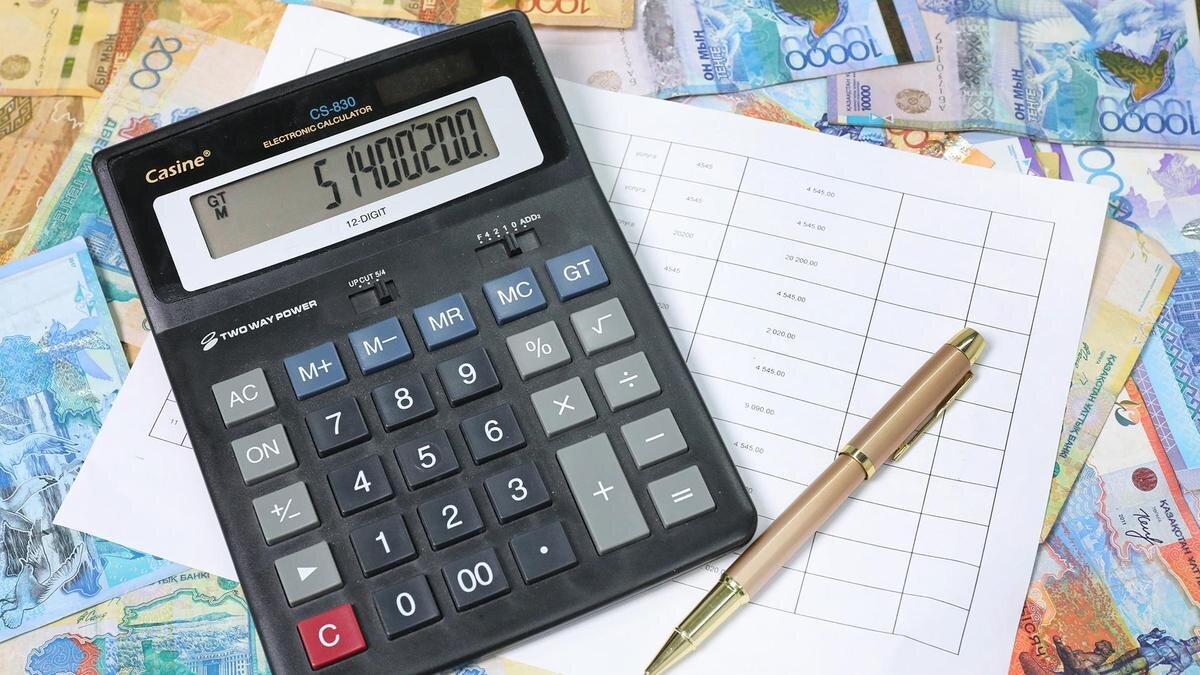    Калькулятор лежит на купюрах:NUR.KZ / Петр Карандашов