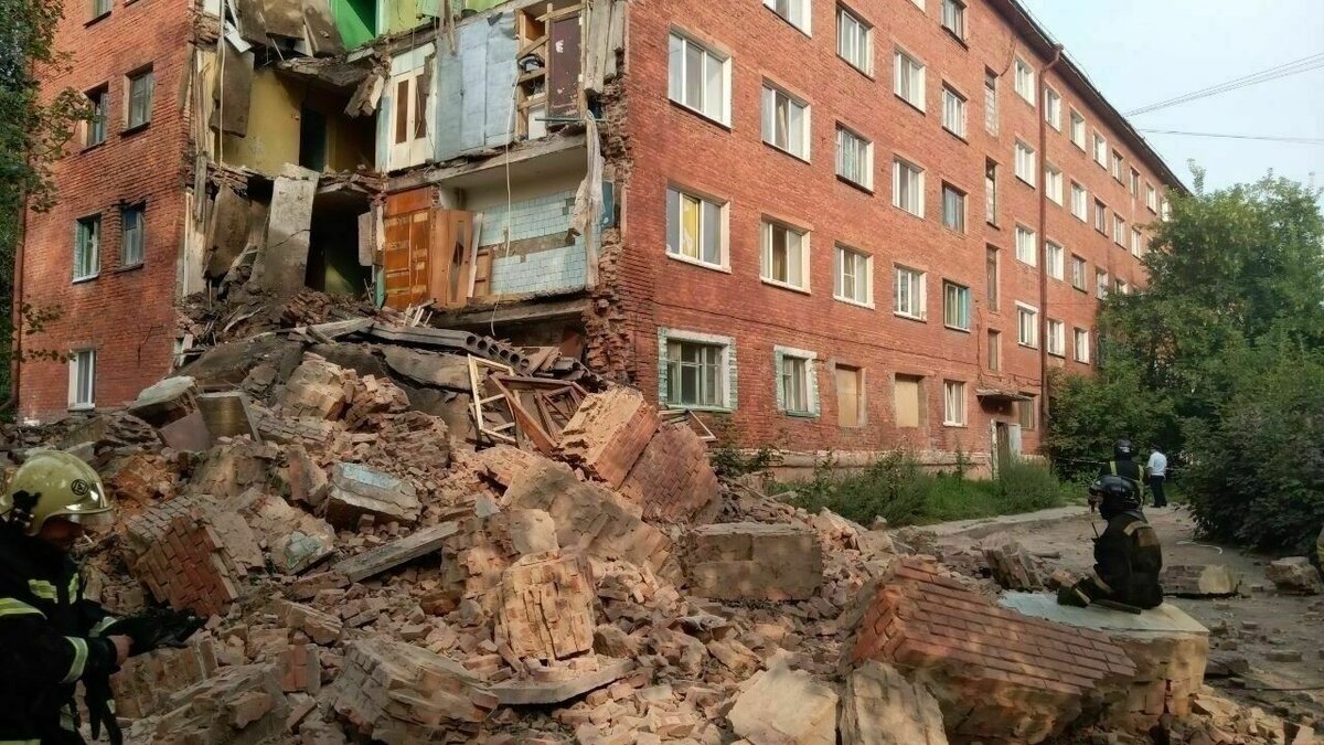     В Омске жильцы рухнувшей пятиэтажки начали покупать новое жилье на деньги от государства.