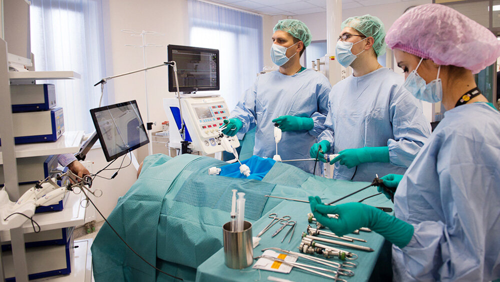 Хирурги проводят операцию в НИИ им. Склифосовского. Фото: www.tvc.ru