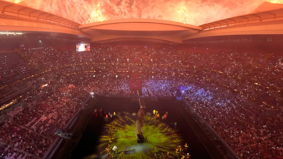 Фото: Thanassis Stavrakis / AP📷Фейерверк на стадионе во время церемонии открытия