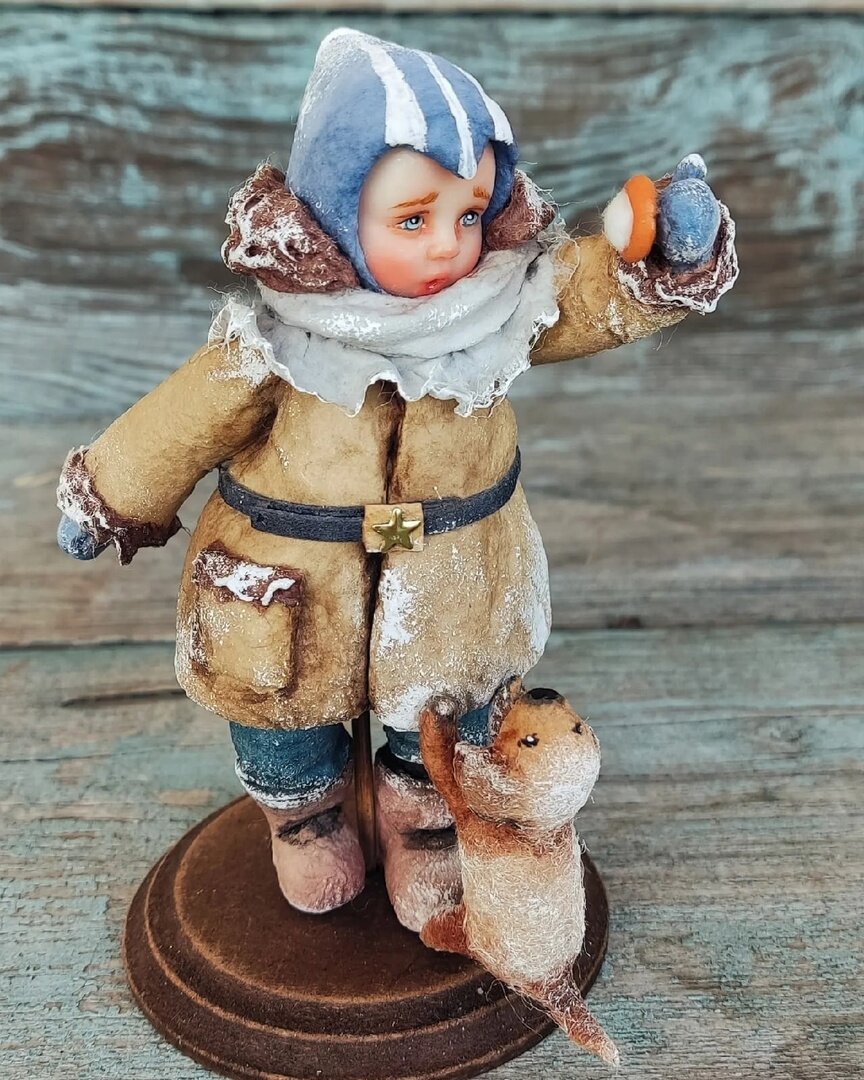 Мальчишка и девчонка с мандаринками. Высота игрушек 11-12 см.
Сделаны из заранее окрашенной хлопковой и льняной ваты+ клейстер.
Есть петелька подвес.
Стоимость от 3500 до 5000 руб.