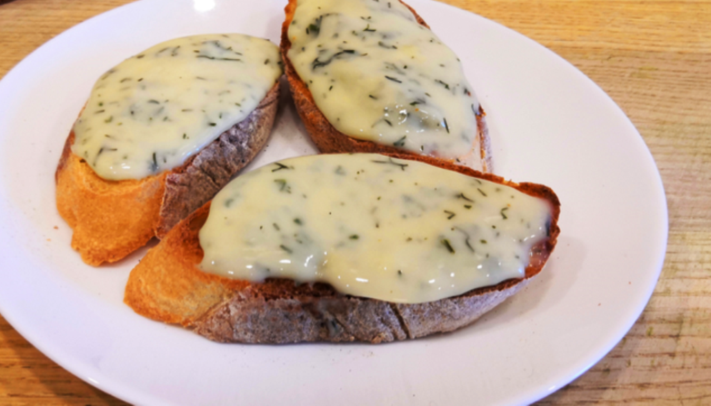 Гренки с домашним плавленым сыром