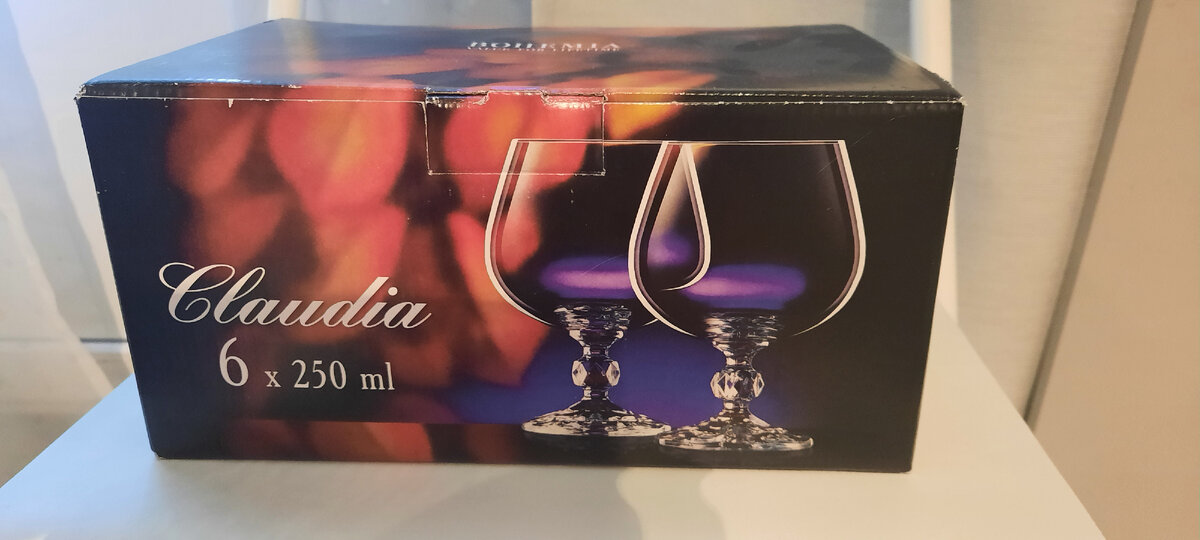 Бокалы для бренди, висели долго за 600 р. Женщина купила, сама зашла и забрала - скинула ей 100 рублей за то, что мне не пришлось никуда ни идти, ни ехать. Итого 500 р в копилку.