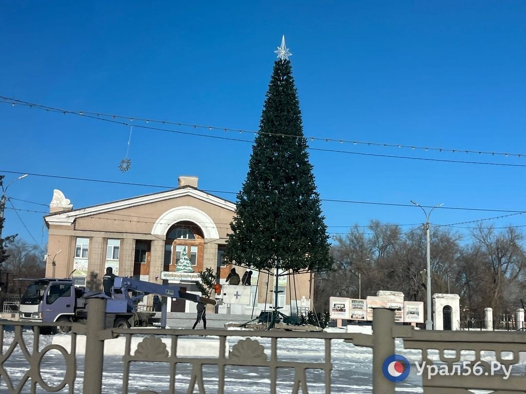    15-метровую елку устанавливают в Орске на Гагарина. Это первая зеленая красавица в городе