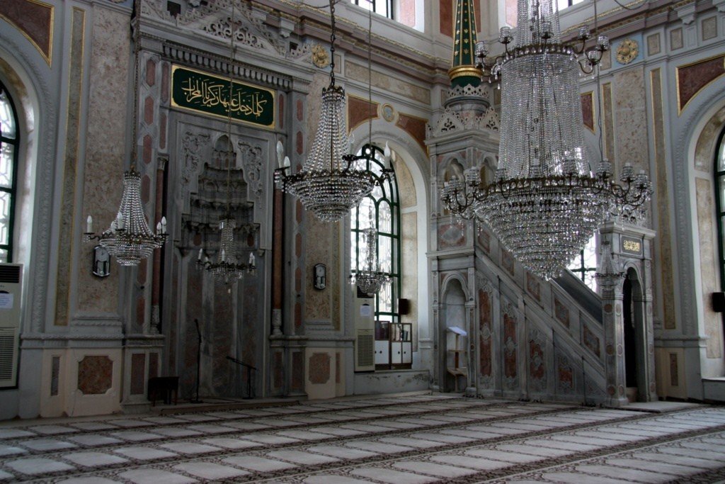 Главный зал мечети Ортакёй (фото взято из источника)