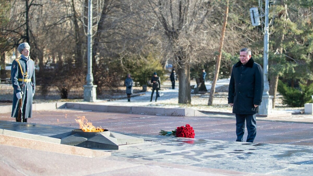     3 декабря отмечается День неизвестного солдата. Губернатор Волгоградской области Андрей Бочаров почтил память павших в Великой Отечественной войне, оставшихся безымянными, возложив цветы на Аллее Героев.