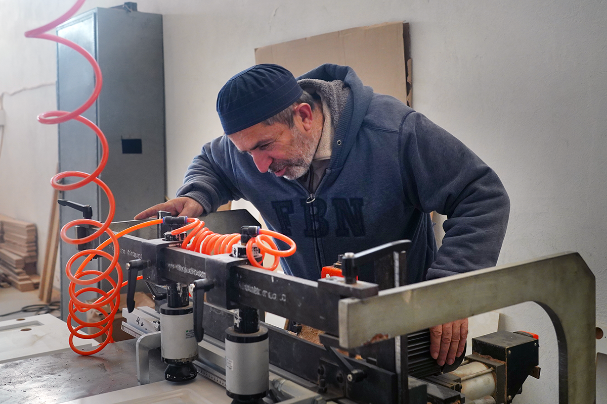 Сулейман Мерзоев — мастер по изготовлению мягкой и корпусной мебели 
Фото: Зарема Ахмадова 
