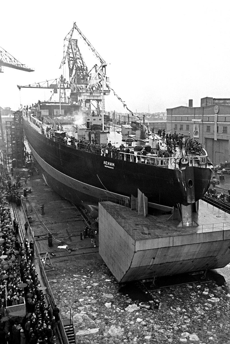 Спуск на воду атомного ледокола "Ленин" на Адмиралтейских верфях (входят в ОСК) 