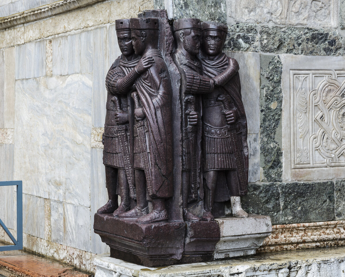 "Четыре тетрарха" Ныне украшает собор Св. Марка в Венеции. Угадайте с каких пор.