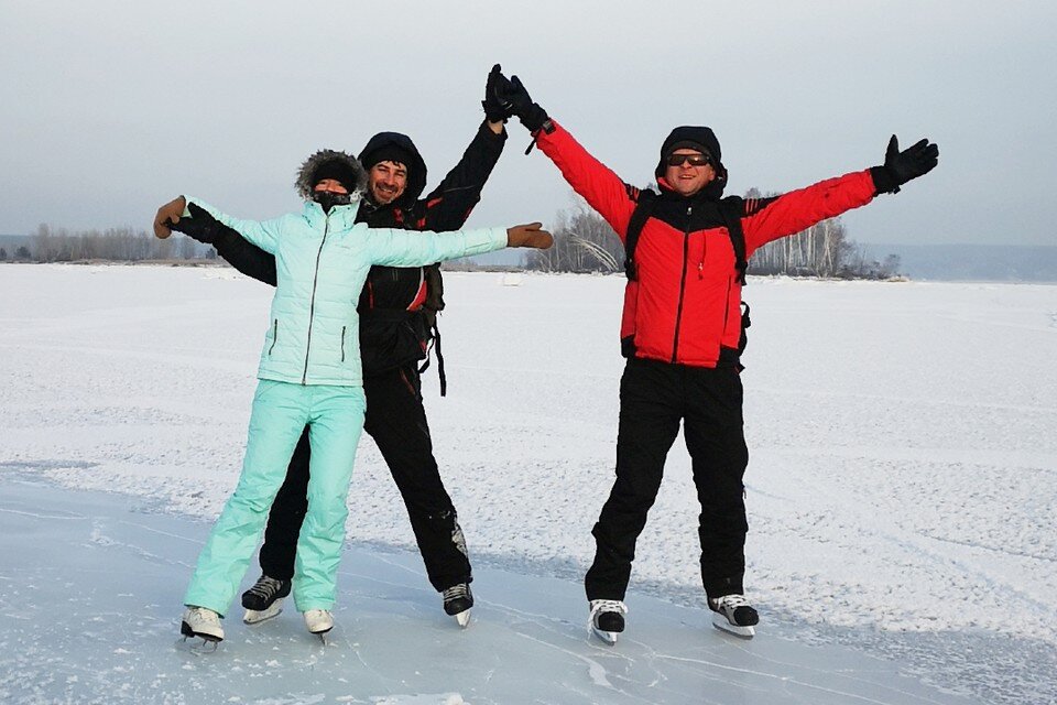     Пляж «Звезда». У самого берега лед не очень хороший, нужно отъехать метров на 20. Фото: Александр УСТЮЖАНИН