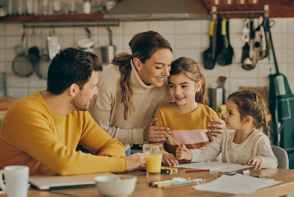 Secret parents. Семейная арт терапия. Семья за столом на кухне и вода. Family talking. Семья с газетой.