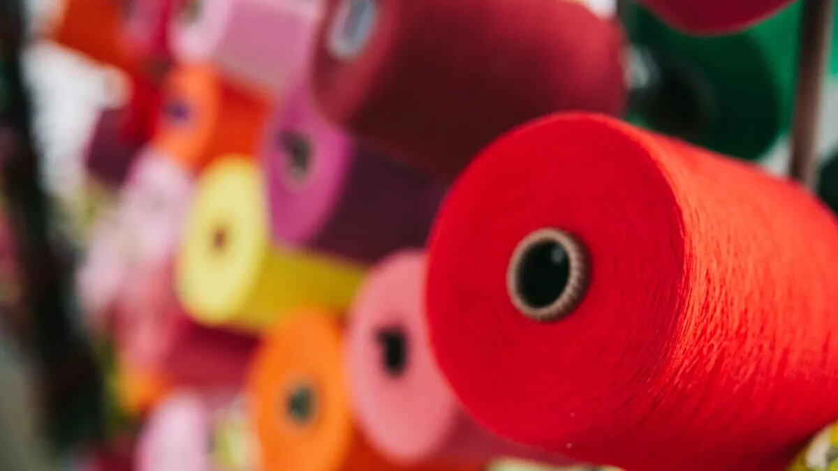 Как делают красную нить. Фото: www.piqsels.com