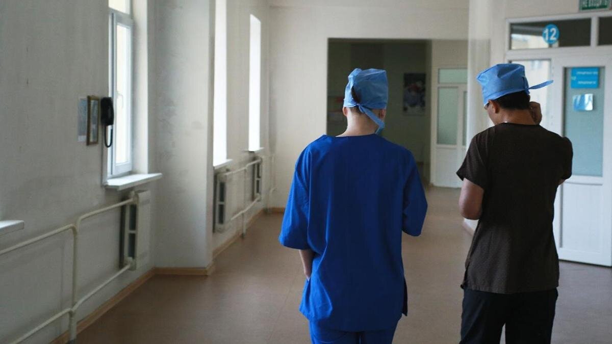    Врачи в больнице:NUR.KZ/Петр Карандашов