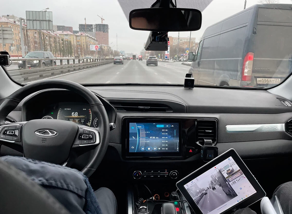 Autonews.ru📷Еще одна из доработок — радар для измерения скорости пока фиксирует только машины впереди. Прорабатывается возможность по измерению скорости следования машин позади патрульного автомобиля