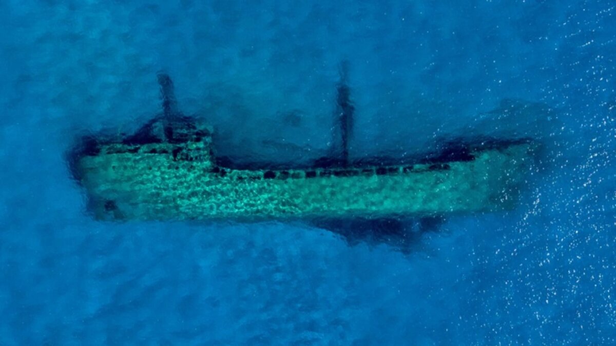 Пароход "Восхолящее солнце" на дне