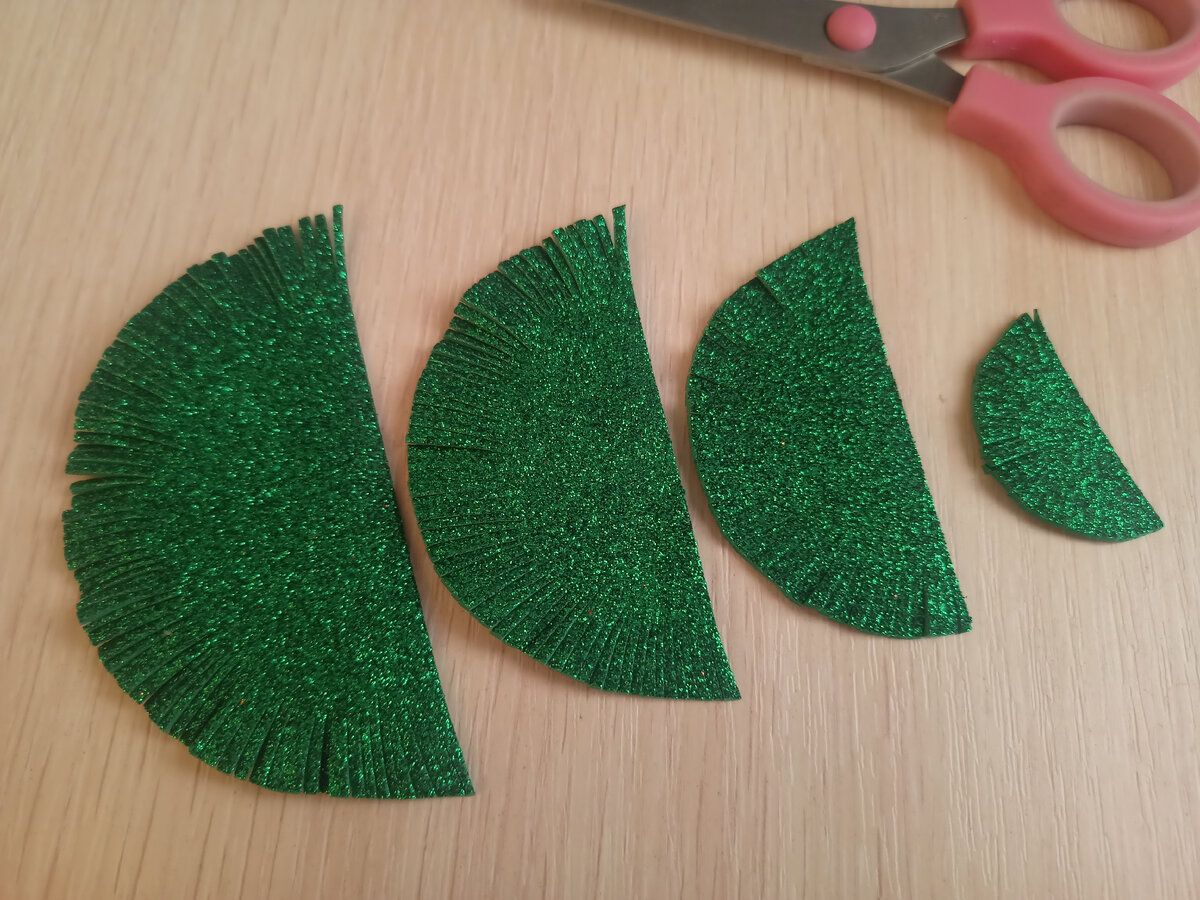 Вырезаем 4 полукруга, как сделать ободок для костюма Ёлочки своими руками 