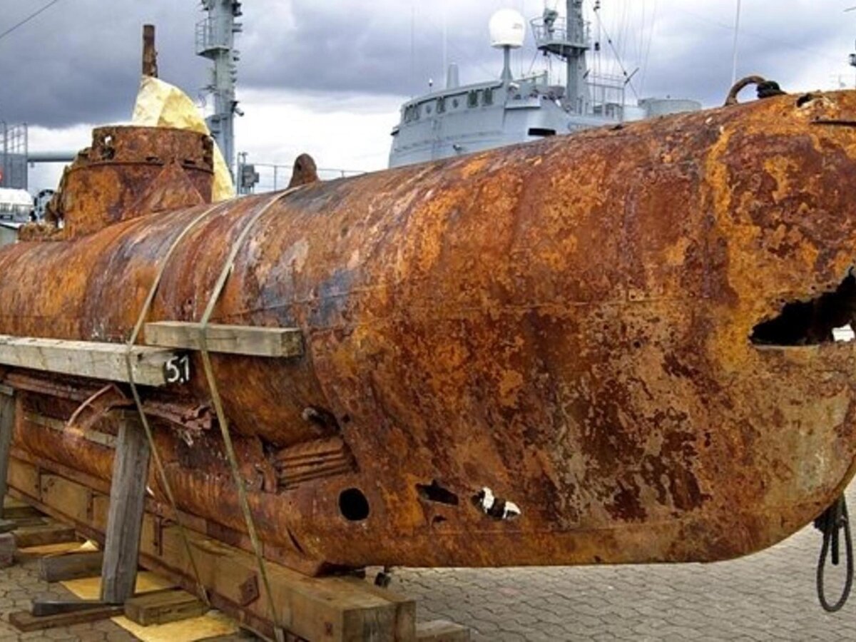 Поднятая подводная лодка "Зеехунд"