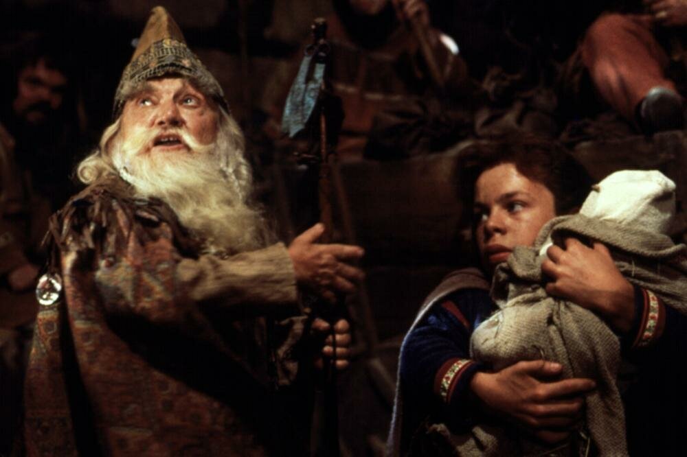 Великий старейшина-волшебник нелвинов, сбросив кости, которые, по его же признанию, ничего ему не говорят, на совете деревни решает, что Виллоу должен отнести малышку туда, куда должен :) Так начинается Большое Путешествие маленького нелвина, где он не только справится со своей задачей, но еще и встретит собственную судьбу - станет настоящим волшебником. Хотя, временами кажется, что лучше бы не становился :)