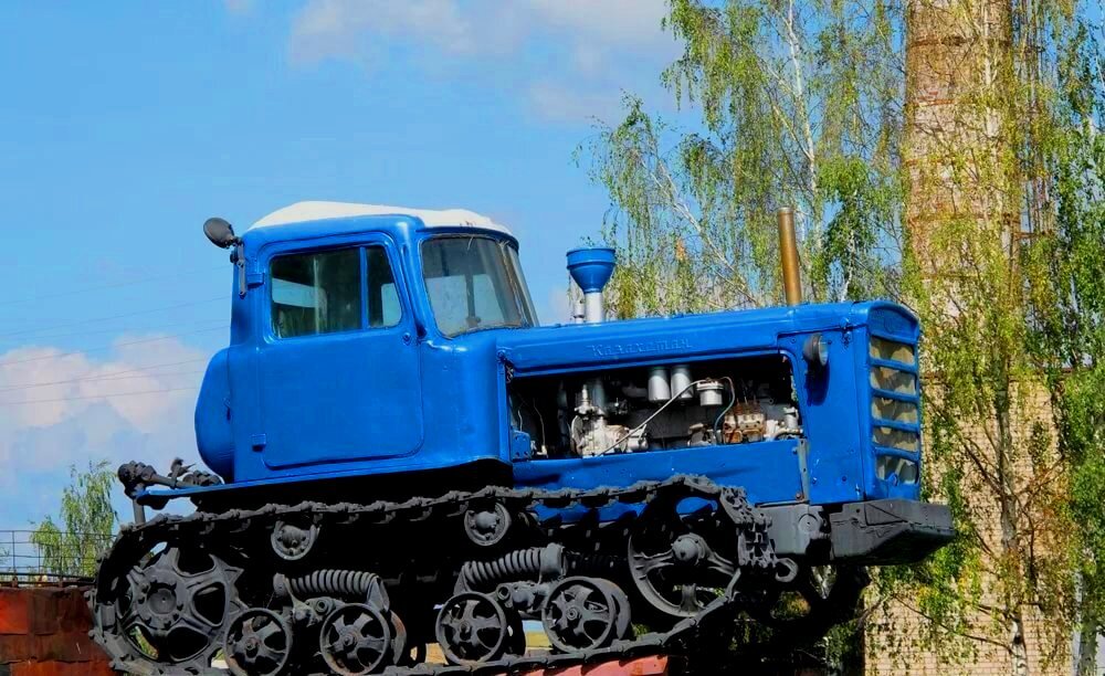 Памятник трактору ДТ-75 "Казахстан"
