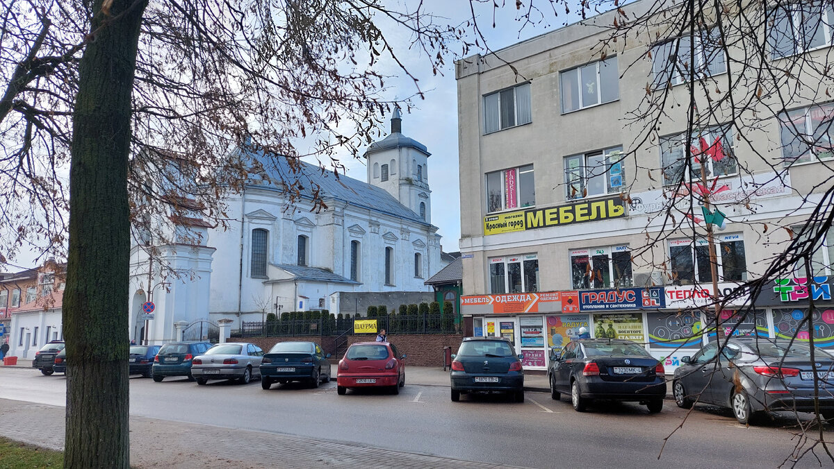 Вот так, запросто, и монастырь бернардинок... Правда почему-то он "отвернулся" от улицы. Но так даже интереснее!