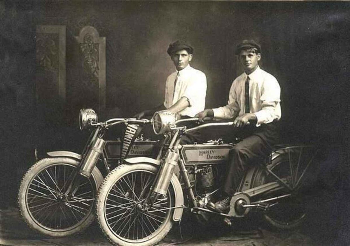 Уильям Харли и Артур Дэвидсон — учредители компании по производству мотоциклов Harley Davidson, 1914 год