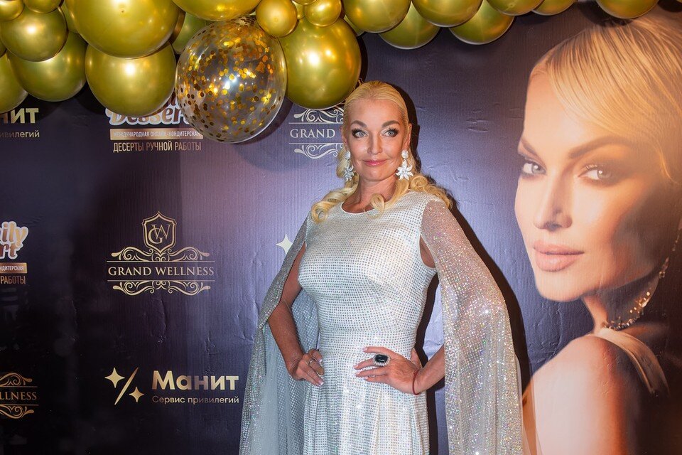     Анастасия Волочкова демонстрировала загар и принимала подарки Михаил ФРОЛОВ