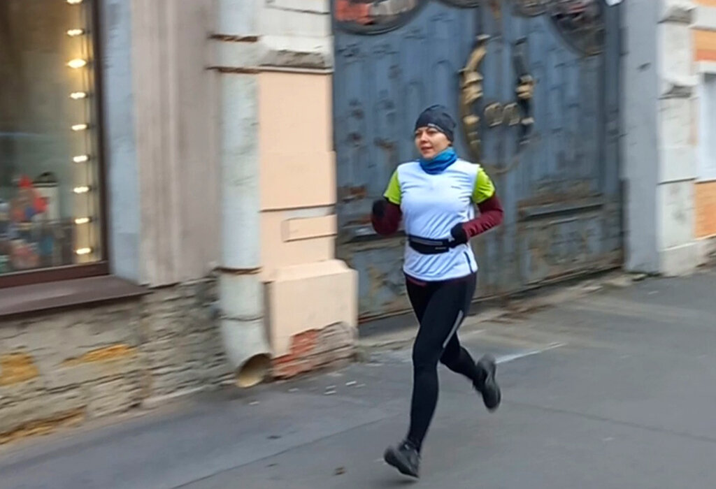 На мне надета футболка, олимпийка и еще одна футболка в качестве верхнего слоя. В такой "капусте" мне совсем не холодно при температуре около нуля, даже при ветре