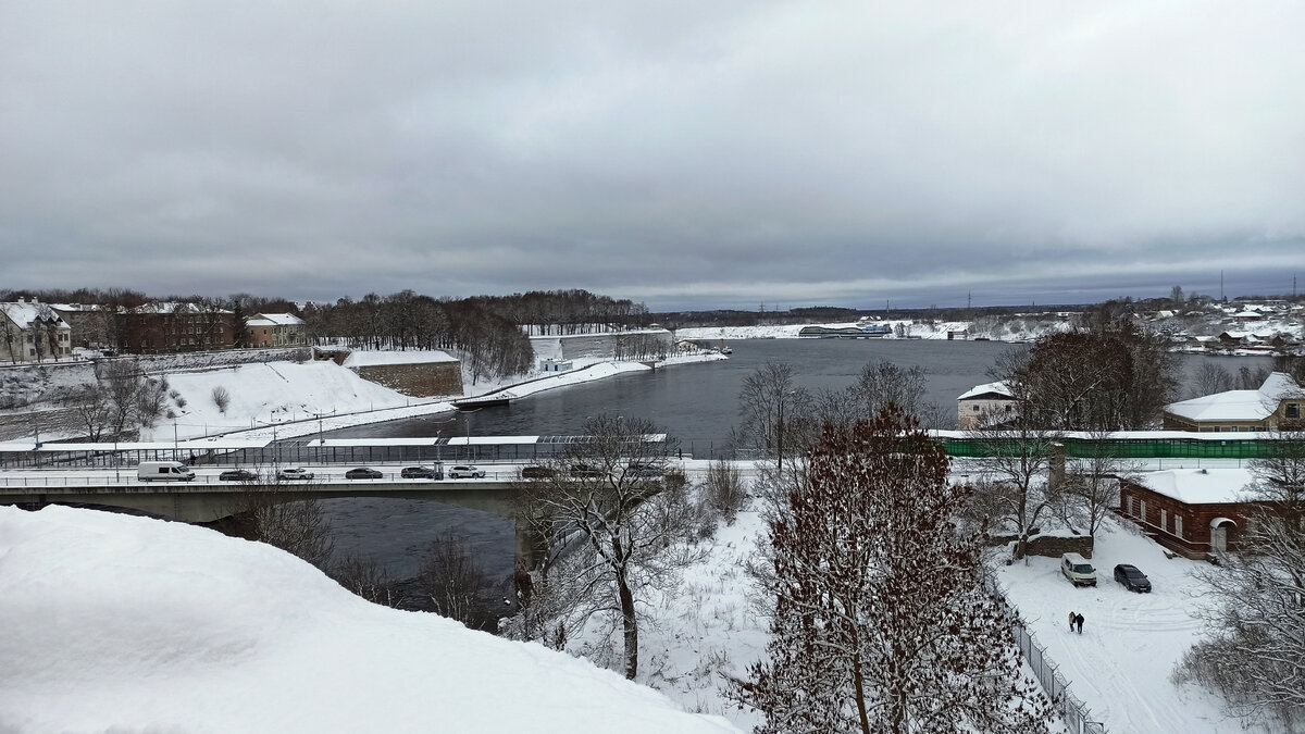 Река Нарова. Слева Нарва, справа Ивангород