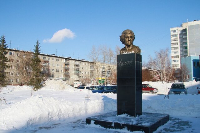    Памятник Высоцкому в Барнауле. Фото:  АиФ/ Виктор Крутов