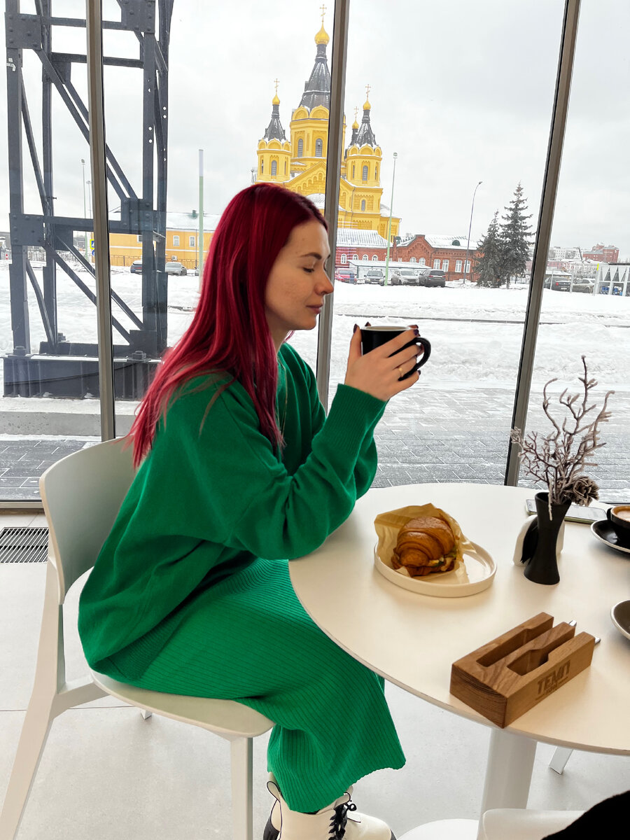 Кафе внутри пакгаузов. Вид на кафедральный собор Александра Невского 