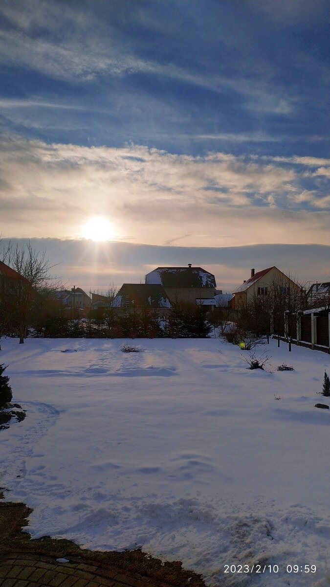 Приехала, а тут встаёт солнце! Ещё один чудесный рассвет. Воздух прозрачный и хрупкий, снег синий, в снегу блестит россыпь бриллиантов!.. тихо.